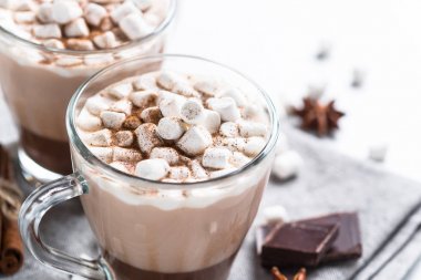 Sıcak çikolata veya kakao krema ile.