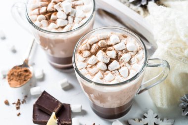 Sıcak çikolata veya kakao krema ile.