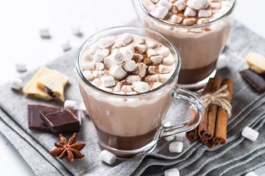 Sıcak çikolata veya kakao krema ile.