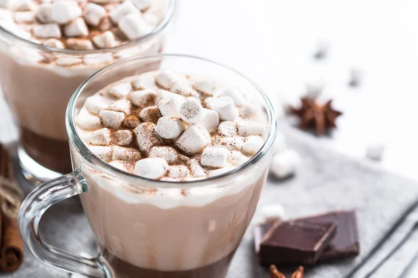 Sıcak çikolata veya kakao krema ile.