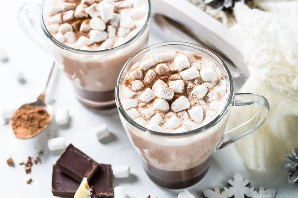 Sıcak çikolata veya kakao krema ile.