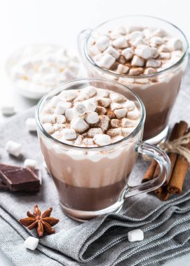 Sıcak çikolata veya kakao krema ile.