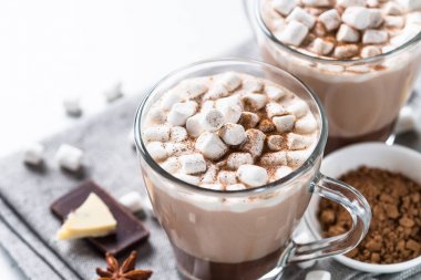 Sıcak çikolata veya kakao krema ile.