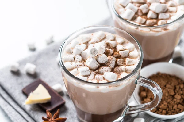 Sıcak çikolata veya kakao krema ile.