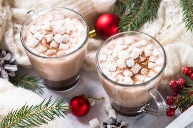 Noel sıcak çikolata veya kakao ile beyaz hatmi.
