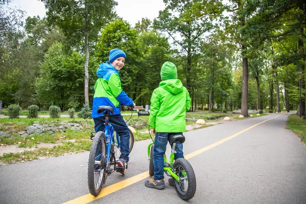 Két gyerek fiú szabadtéri ride bike. — Stock Fotó