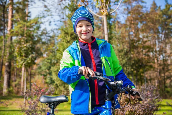 เด็กชายขี่จักรยาน — ภาพถ่ายสต็อก
