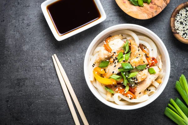 Udon-Rührnudeln mit Huhn und Gemüse braten. — Stockfoto