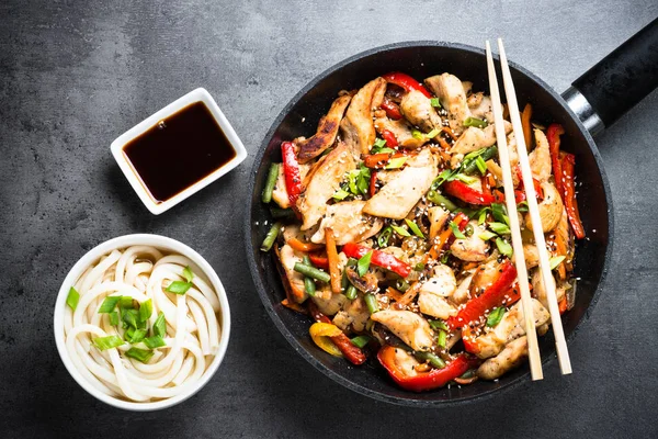 Kuřecí hýbat smažit a udon nudle na černém pozadí. — Stock fotografie