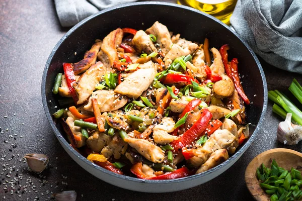 Frango fritar com legumes . — Fotografia de Stock