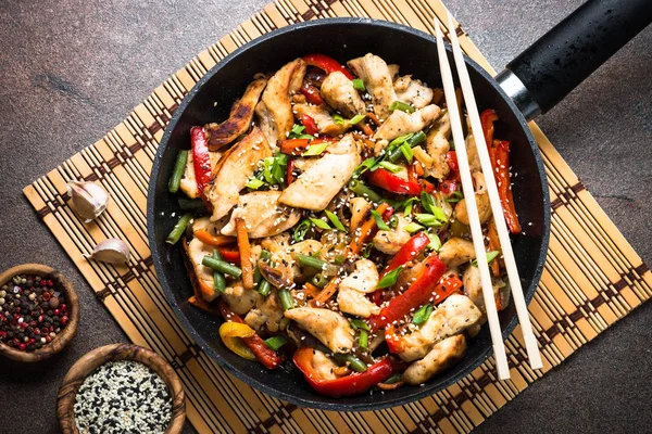 Chicken stir fry with   vegetables. — Stock Photo, Image