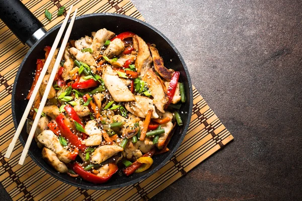 Pollo salteado con verduras . — Foto de Stock