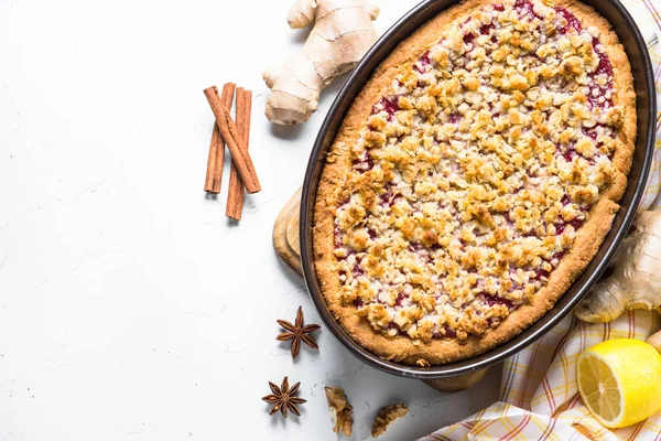 Pastel de otoño desmenuzado con jengibre de frutas y especias . — Foto de Stock