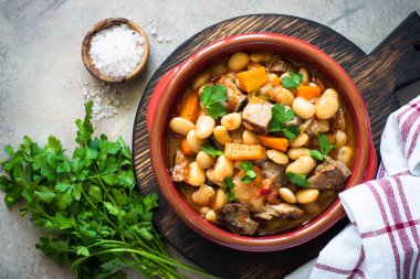 Fasulye ve sebze ile sığır eti güveç.