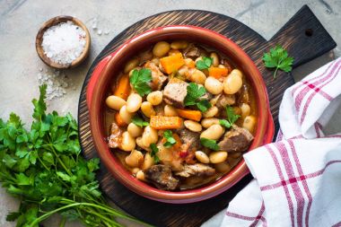 Fasulye ve sebze ile sığır eti güveç.