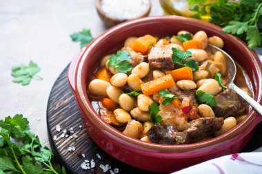 Fasulye ve sebze ile sığır eti güveç.