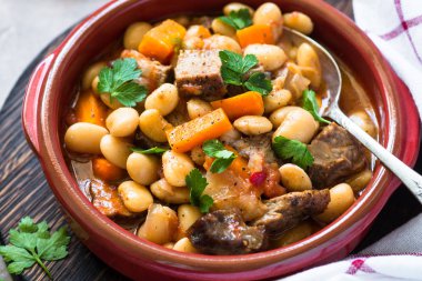 Fasulye ve sebze ile sığır eti güveç.