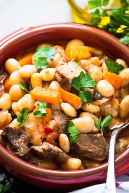 Fasulye ve sebze ile sığır eti güveç.