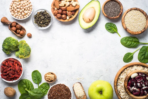 Superalimentos - nozes, feijão, verduras e sementes . — Fotografia de Stock