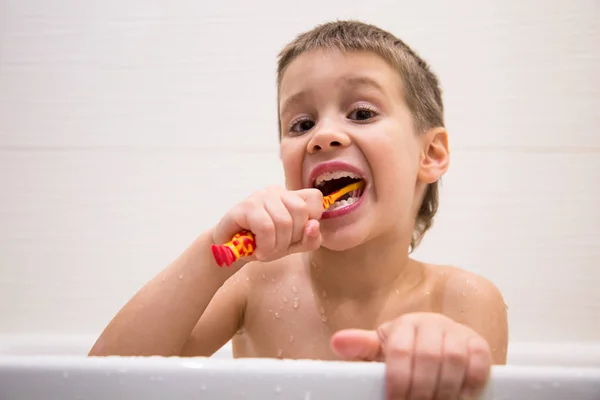 De jongen is zijn tanden poetsen — Stockfoto