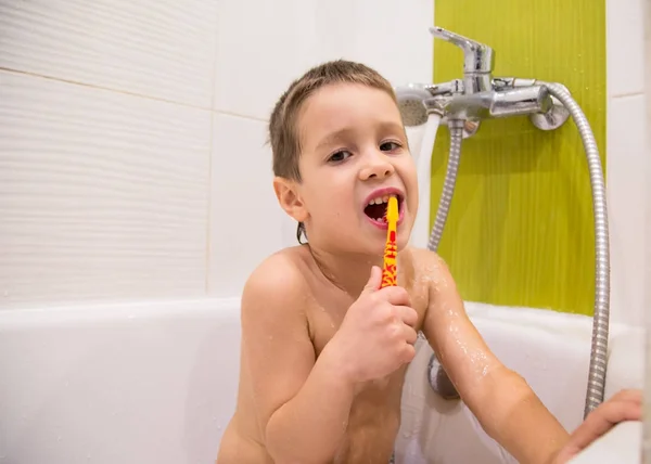 De jongen is zijn tanden poetsen — Stockfoto