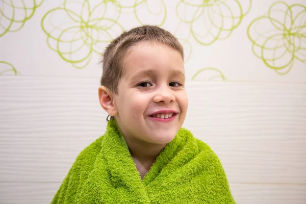 Charmant enfant dans la salle de bain — Photo