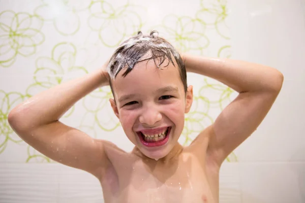 Rapaz a tomar banho — Fotografia de Stock