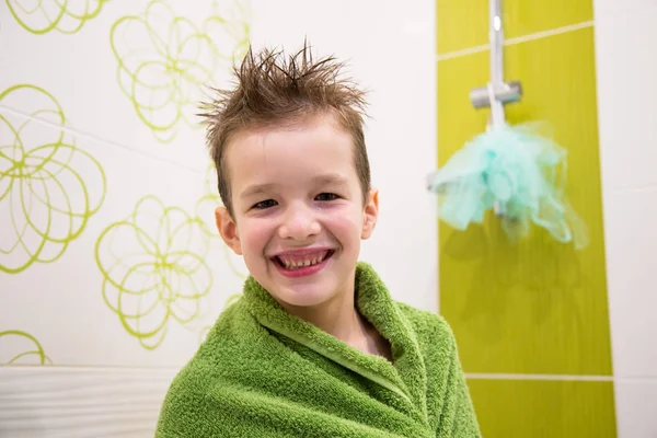 Charmante kind jongen in badkamer — Stockfoto