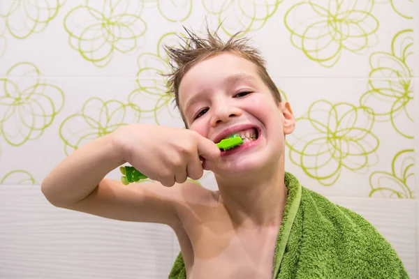 O rapaz está a lavar os dentes. — Fotografia de Stock