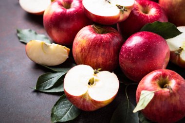 Masadaki kırmızı elmalar.. 