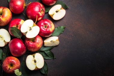 Masada yaprakları olan kırmızı elmalar.. 