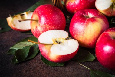 Masadaki kırmızı elmalar.. 