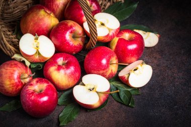 Masadaki kırmızı elmalar.. 