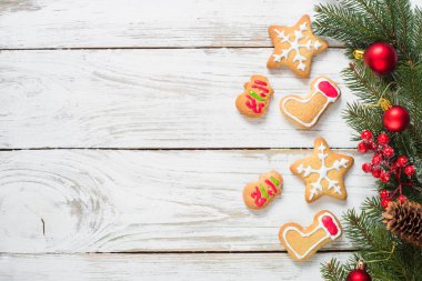 Noel gingerbread çerezleri üzerinde beyaz.