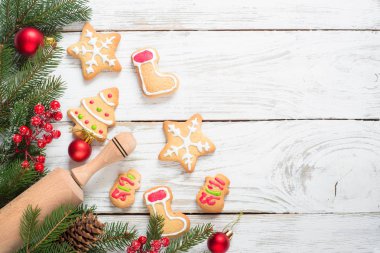 Noel gingerbread çerezleri üzerinde beyaz.