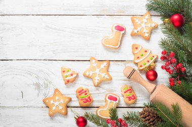 Noel gingerbread çerezleri üzerinde beyaz.