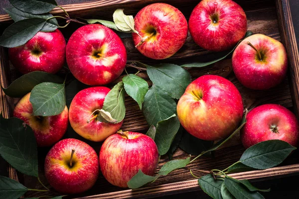 Red apples in wooden tray. — Stock Photo, Image