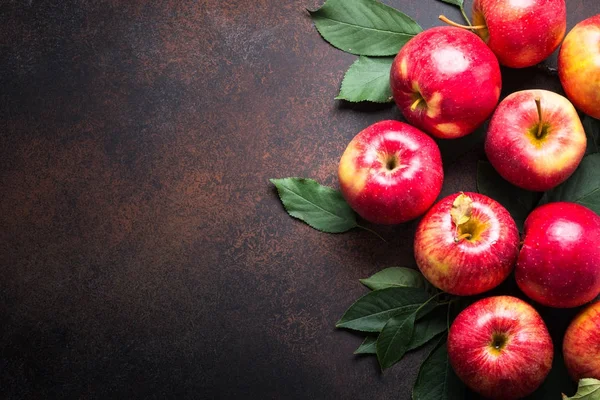 Red apples with leaves on the table. — Stock Photo, Image