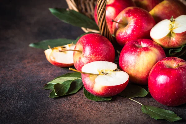 Manzanas rojas en la mesa. — Foto de Stock