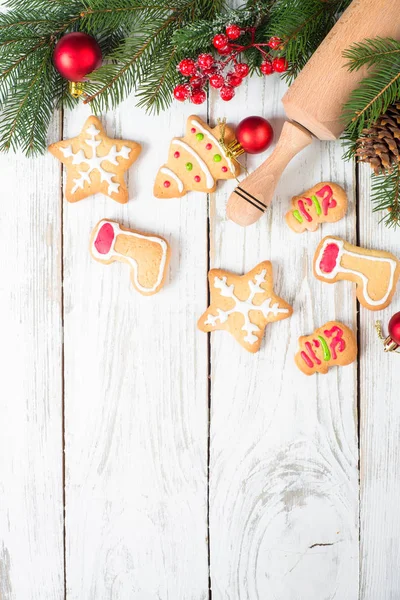 Biscuits de pain d'épice de Noël sur blanc . — Photo