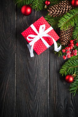 Noel arka plan ağaç ve kırmızı kutu kararınca köknar ile mevcut 