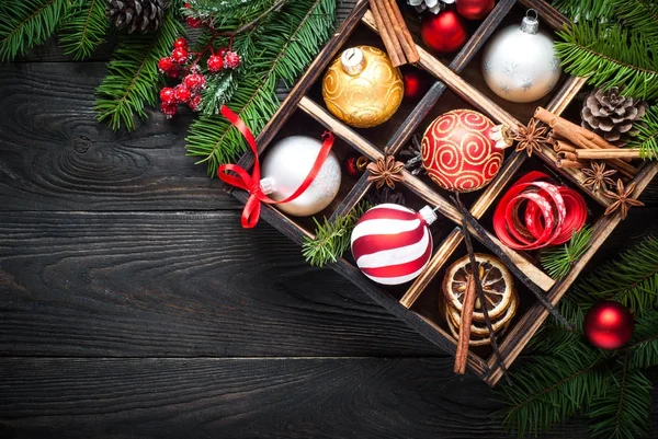 Decorações tradicionais de Natal em fundo de madeira . — Fotografia de Stock