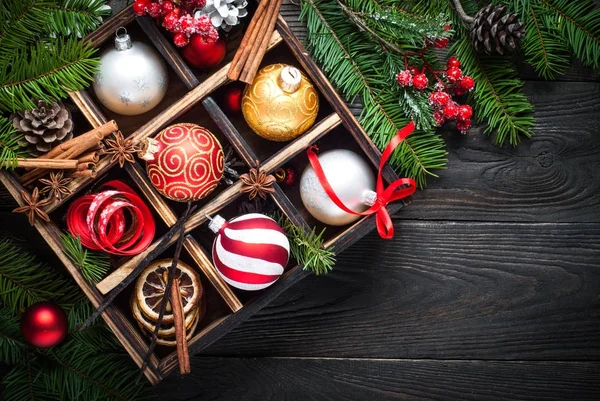 Decorações tradicionais de Natal em fundo de madeira . — Fotografia de Stock