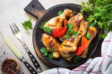 ızgara tavuk drumsticks.