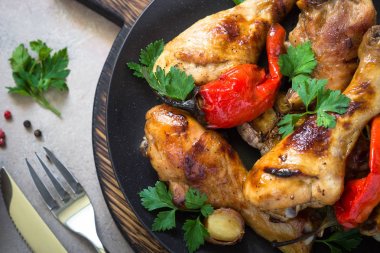 ızgara tavuk drumsticks.