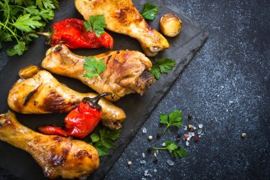 Izgara tavuk drumsticks siyah bankamatik üzerinde.