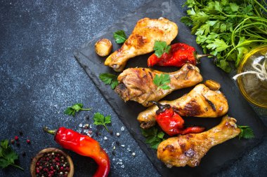 Izgara tavuk drumsticks siyah bankamatik üzerinde.