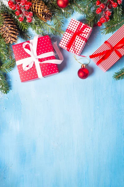 Kerstmis op blauwe achtergrond.