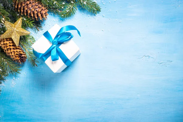 Vánoční pozadí na modré. — Stock fotografie
