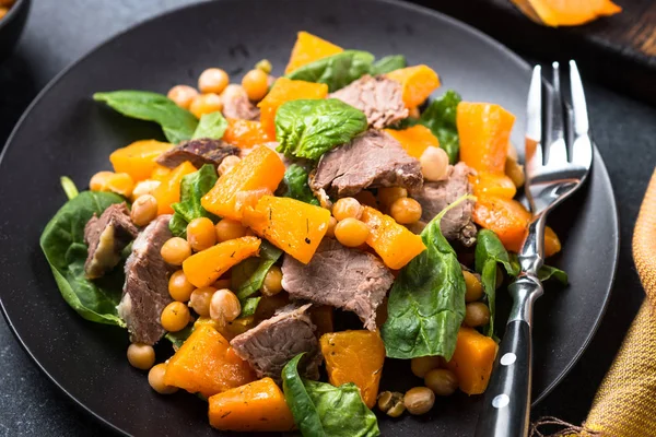 Warmer Salat mit Kürbis, gebackenem Rindfleisch, Spinat und Kichererbsen. — Stockfoto